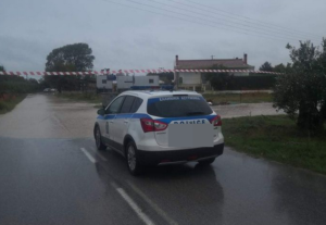 Περιπολικό της Αστυνομίας σε πλημμυρισμένο δρόμο