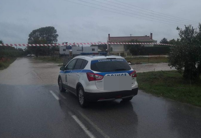 Περιπολικό της Αστυνομίας σε πλημμυρισμένο δρόμο