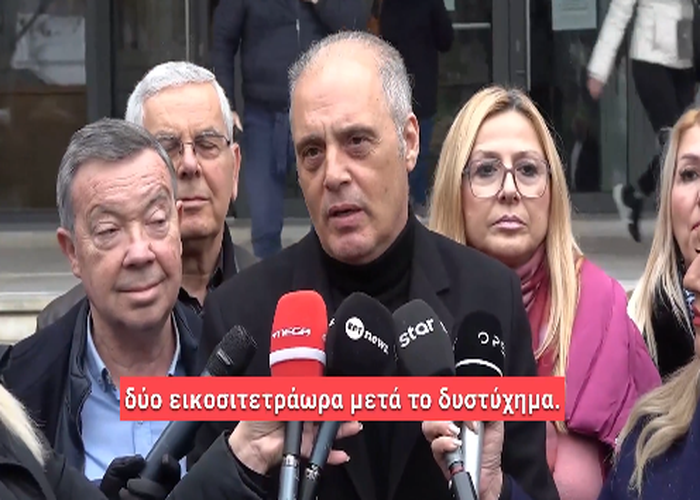 Κυριάκος Βελόπουλος έξω από τα δικαστήρια της Λάρισας