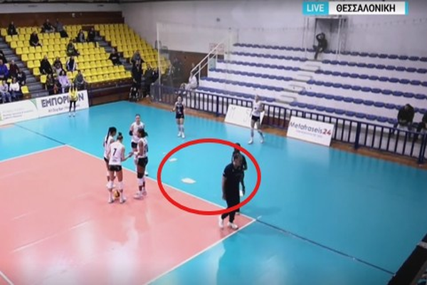 Έπεσαν σοφάδες στο γήπεδο της Μίκρας