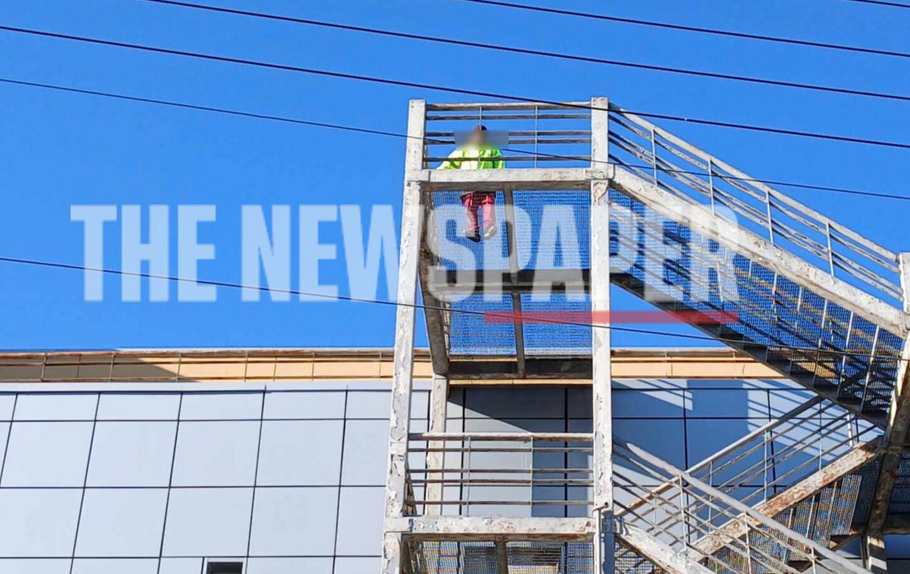 Βόλος άντρας απειλεί να πέσει από υψος