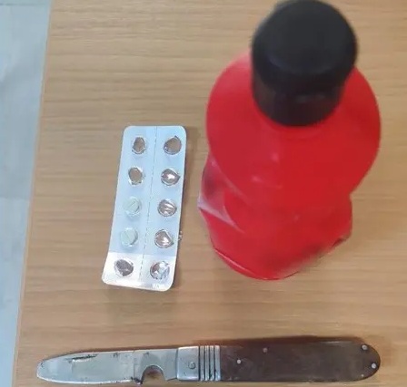 Κατάσχεση καυστικού υγρού, μαχαιριού και χαπιών