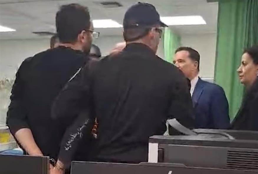 Ο Αδωνης Γεωργιάδης στο Νοσοκομείο της Νίκαιας