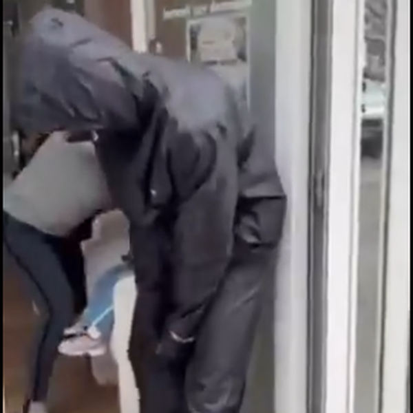 Νεαρός άντρας πετάει χειροβομβίδα σε σαλόνι ομορφιάς