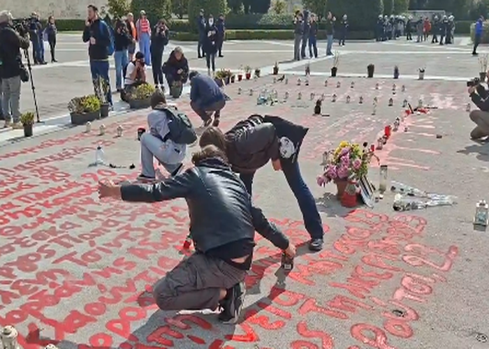 Τα ονόματα των 57 θυμάτων των Τεμπών στον Άγνωστο Στρατιώτη