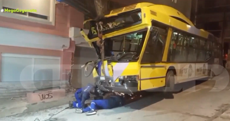 Τρόλεϊ έπεσε σε πολυκατοικία