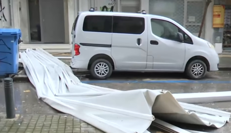 Πτώση τέντας στο κέντρο της Θεσσαλονίκης