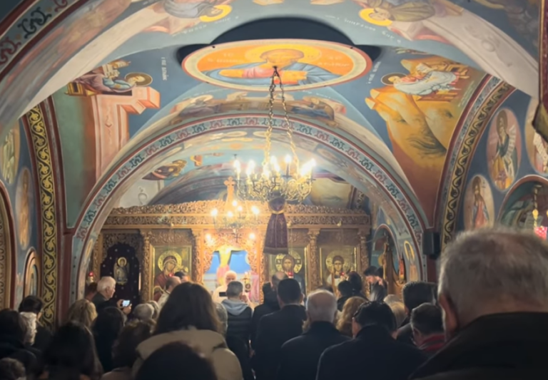 Μνημόσυνο για τα 57 θύματα των Τεμπών στο παρεκκλήσι του ΟΣΕ