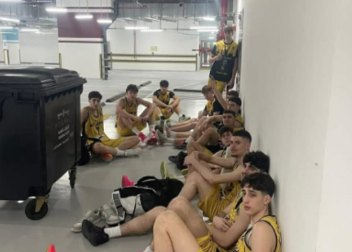 Παίκτες της Κ18 Άρης στο Άμπου Ντάμπι