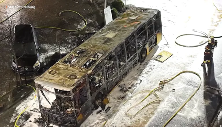 Κάηκε ολοσχερώς λεωφορείο στην Ελβετία