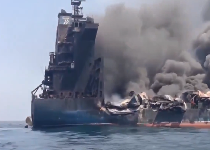 Στις φλόγες τάνκερ στα Στενά Ορμούζ