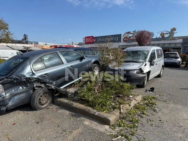 Οδηγός έπεσε σε παρκαρισμένα αυτοκίνητα στη Θέρμη