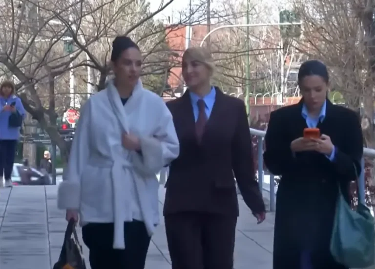 Η Ιωάννα Τούνη με φιλες της στη δίκη για το revenge porn