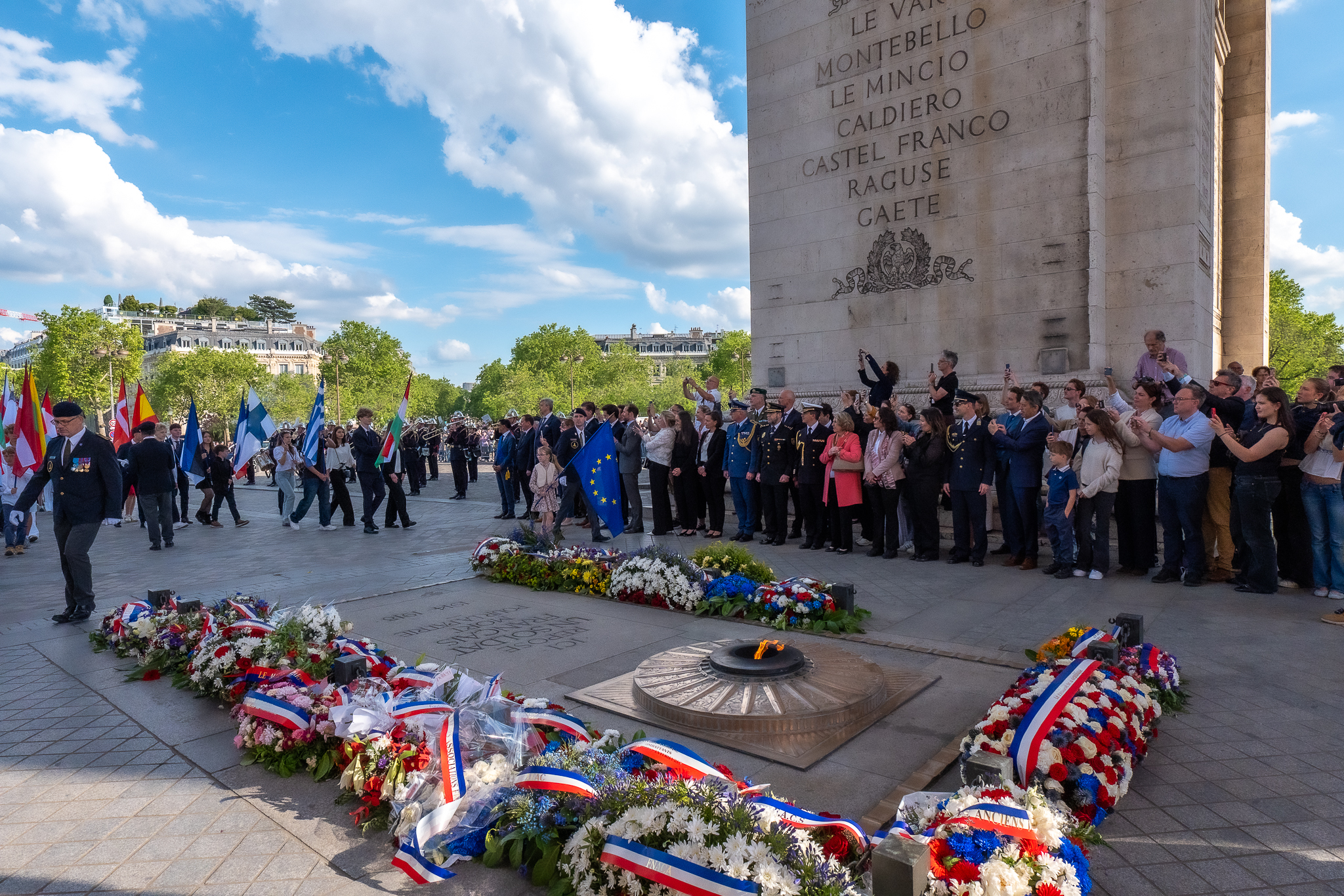 Journée de l' europe - Ravigage de la flamme Arc de Thriomphe