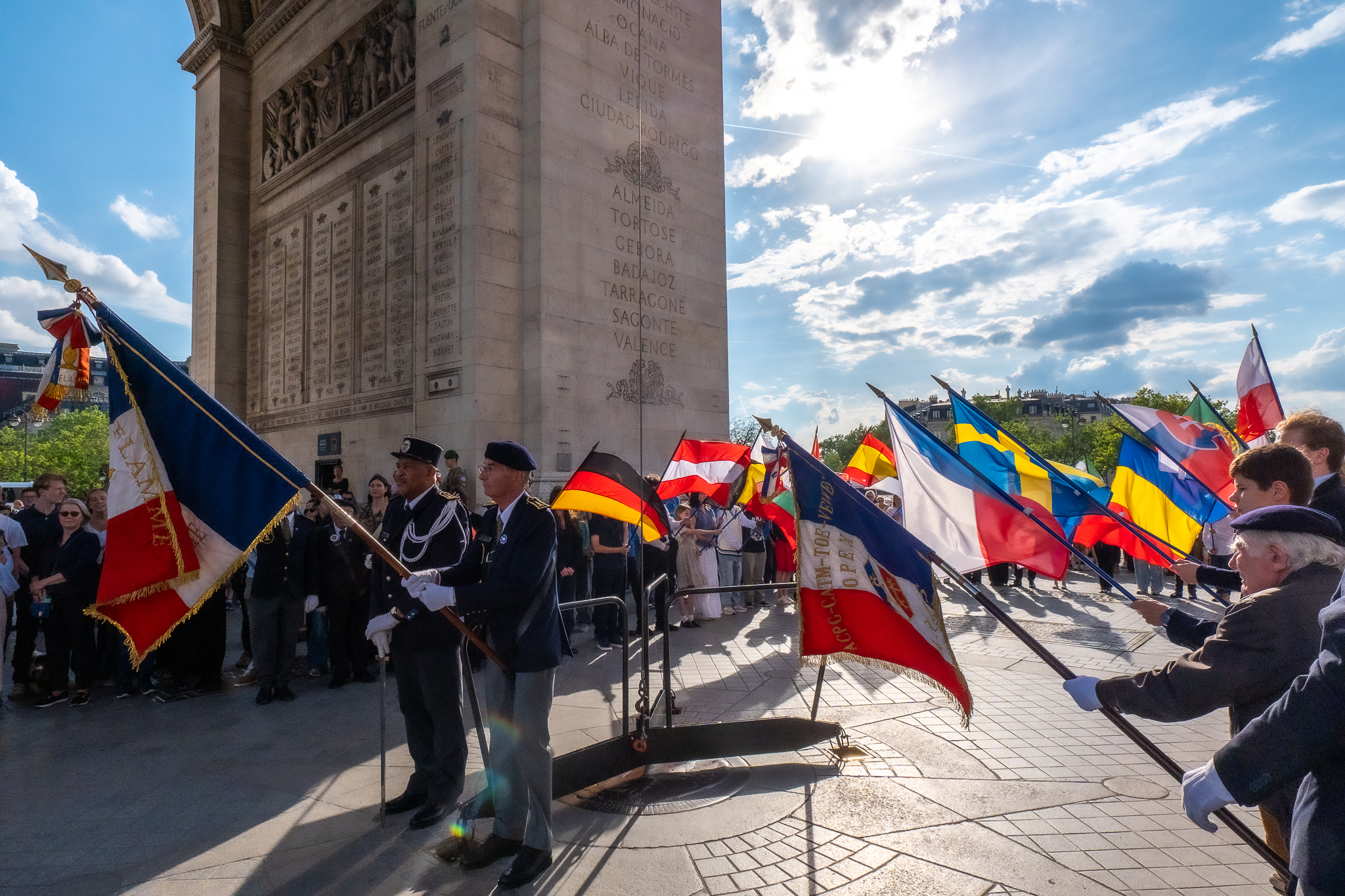 Journée de l' europe - Ravigage de la flamme Arc de Thriomphe
