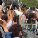 Νεαροί τρέχουν στους δρόμους του Παρισιού μετά από διαδικτυακό κάλεσμα