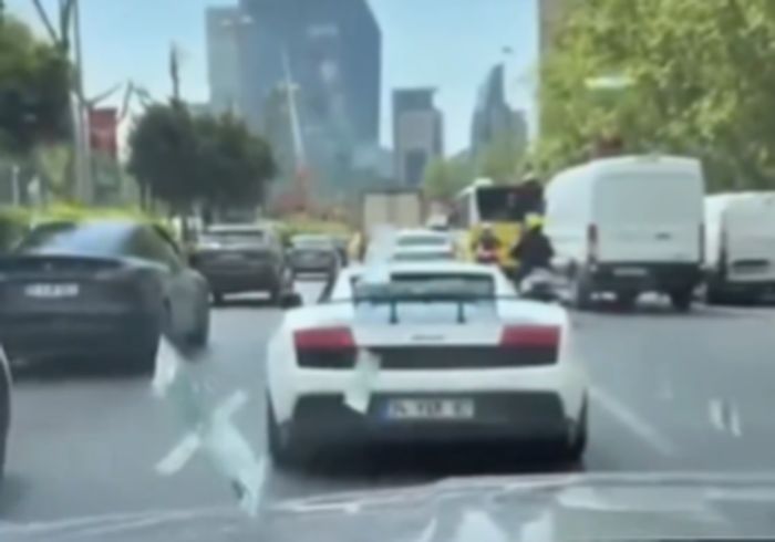 Οδηγός πολυτελούς αυτοκινήτου πετάει ευρώ