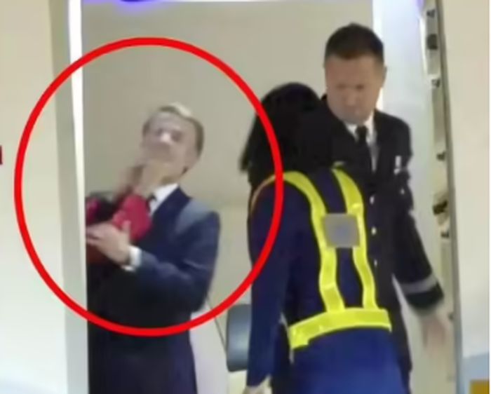 Η Μπριτζίτ Μακρόν χαστουκίζει τον Εμμανουέλ Μακρόν