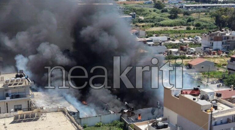 Φωτιά σε κατοικημένη περιοχή στο Ηράκλειο Κρήτης