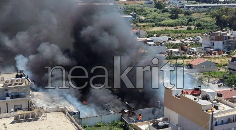 Φωτιά σε κατοικημένη περιοχή στο Ηράκλειο Κρήτης