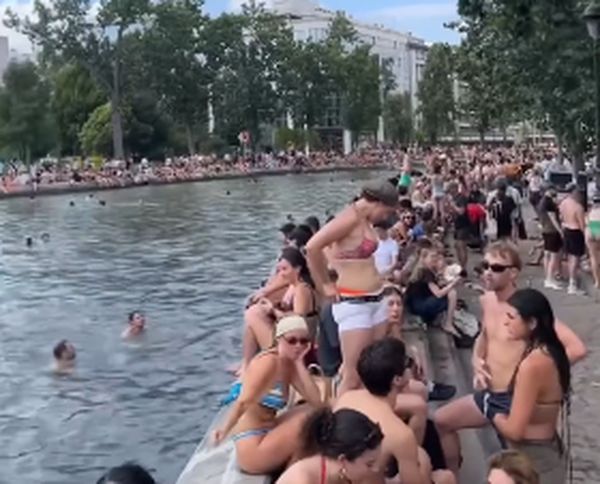 Πολίτες στο Παρίσι κολυμπούν στον Σηκουάνα λόγω καύσωνα