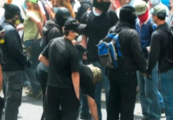 Κουκουλοφόροι πριν τον εμπρησμό της τράπεζας Marfin