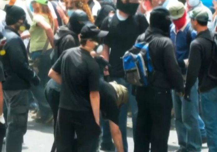 Κουκουλοφόροι πριν τον εμπρησμό της τράπεζας Marfin