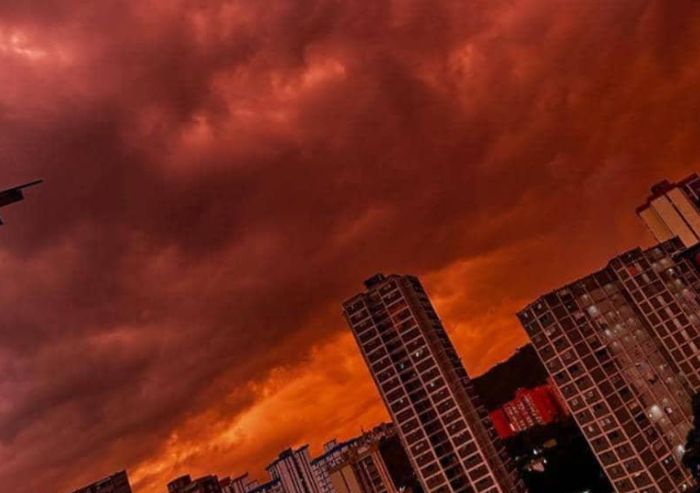 Κόκκινος ο ουρανός στο Καράκας της Βενεζουέλας