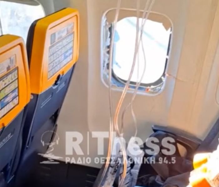 Σπασμένο παράθυρο σε καμπίνα αεροπλάνου