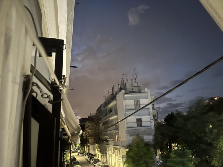Καπνός από τη φωτιά στο Ωραιόκαστρο