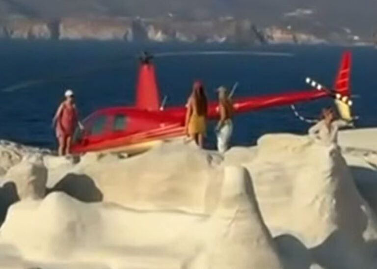 Ελικόπτερο με τουρίστες στο Σαρακηνικο Μήλου
