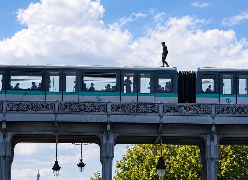 Άντρας κάνει train surfing σε συρμό στο Παρίσι