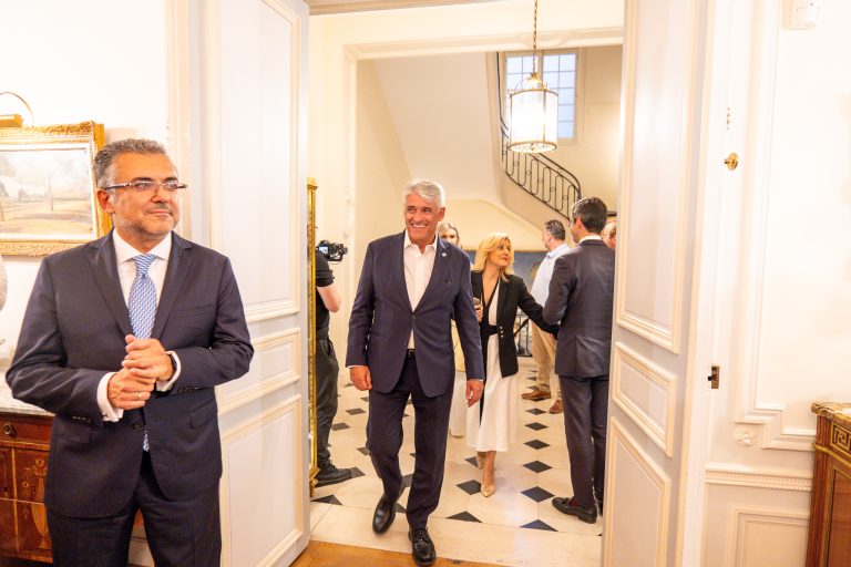Παρίσι Δεξίωση στην Πρεσβεία . Μίλτων Νικολαϊδης και Ανδρέας Φιορεντίνος