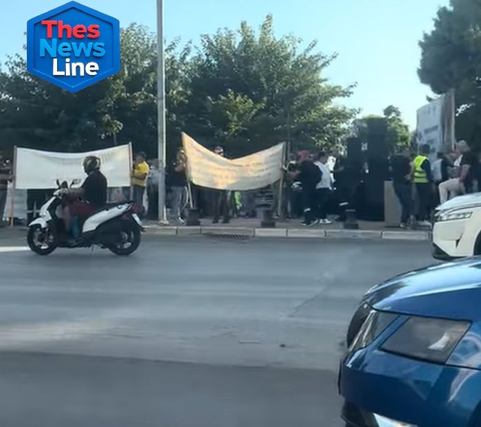 Διαμαρτυρία αστυνομικών και πυροσβεστών στον Λευκό Πύργο