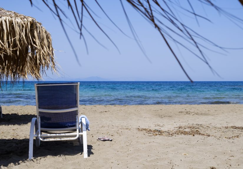 Ξαπλώστρα σε παραλία θάλασσα
