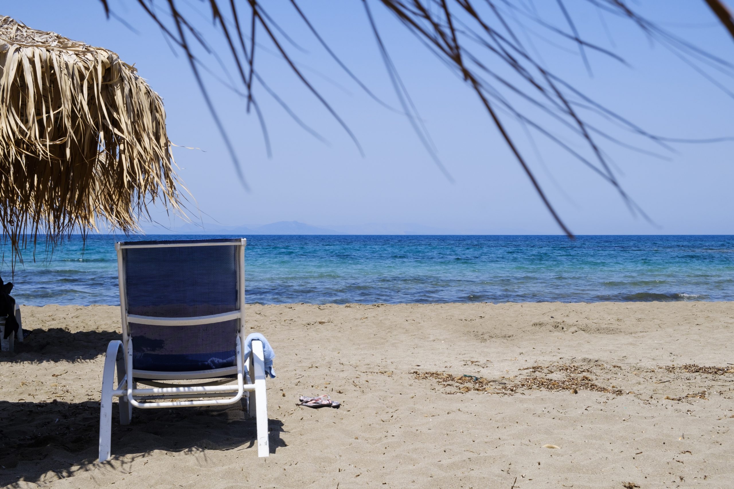 Ξαπλώστρα σε παραλία θάλασσα
