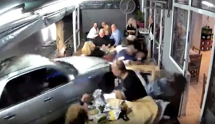 Αμάξι πέφτει πάνω σε πελάτες σε ουζερί στον Εύοσμο