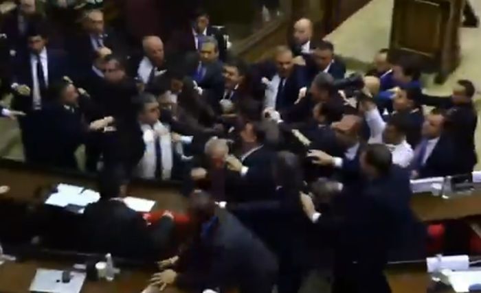 Βουλευτές της Αρμενίας πιάστηκαν στα χέρια μέσα στο κοινοβούλιο